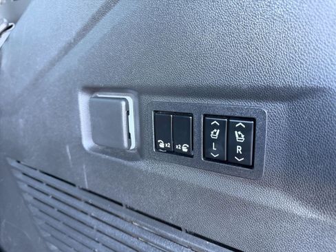 Used 2022 Chevrolet Tahoe LT w/ Luxury Package image 40