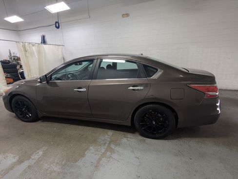 Used 2015 Nissan Altima 2.5 SV w/ Convenience Package FWD image 10