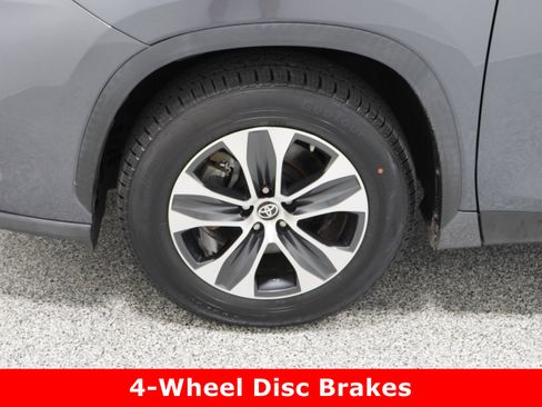 Used 2020 Toyota Highlander XLE image 11