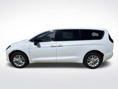 New 2027 Chrysler Pacifica Select AWD/4WD image 5