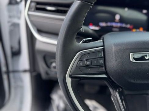 Used 2023 Jeep Grand Cherokee Altitude image 17