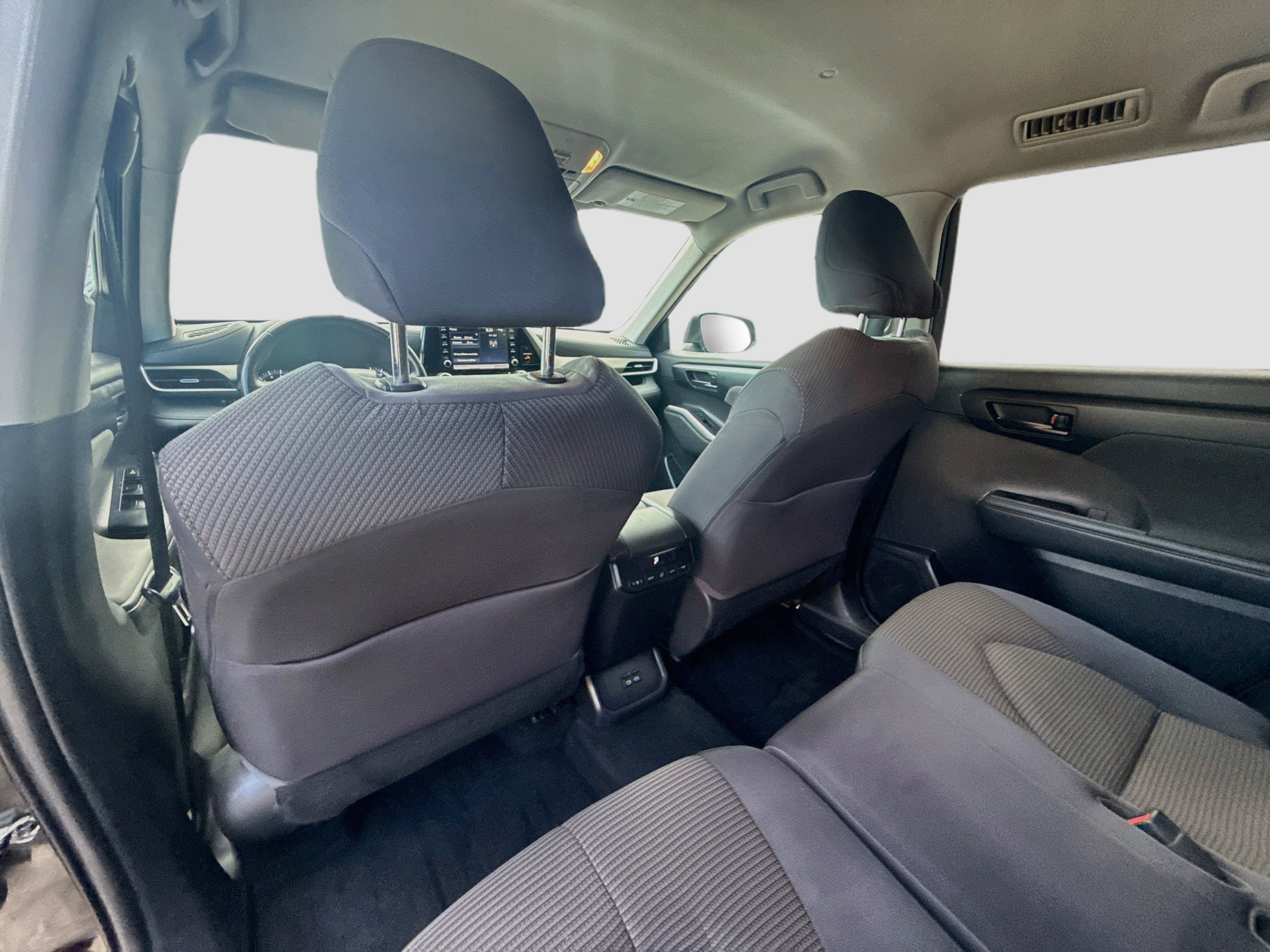 Used 2022 Toyota Highlander LE FWD image 24