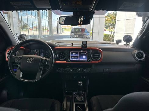 Used 2020 Toyota Tacoma TRD Sport AWD/4WD image 19