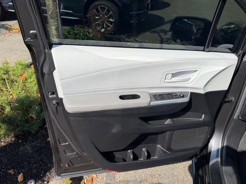 Used 2025 Toyota Sienna LE w/ LE Plus Package FWD image 11