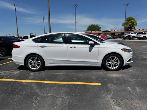 Used 2018 Ford Fusion SE w/ Fusion SE Technology Package FWD image 4
