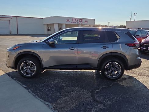 Used 2024 Nissan Rogue SV image 2