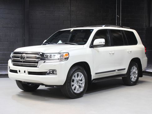 Used 2019 Toyota Land Cruiser w/ Four Season Floor Mat Package image 4