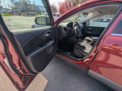 Used 2019 Jeep Cherokee Latitude w/ Popular Appearance Group image 8