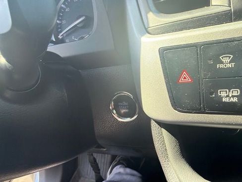 Used 2019 Toyota Highlander SE AWD/4WD image 12