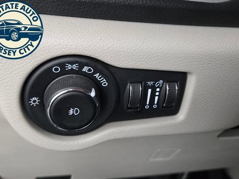Used 2024 Chrysler Pacifica Limited FWD image 29
