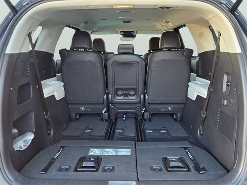 Used 2024 Kia Carnival EX image 9