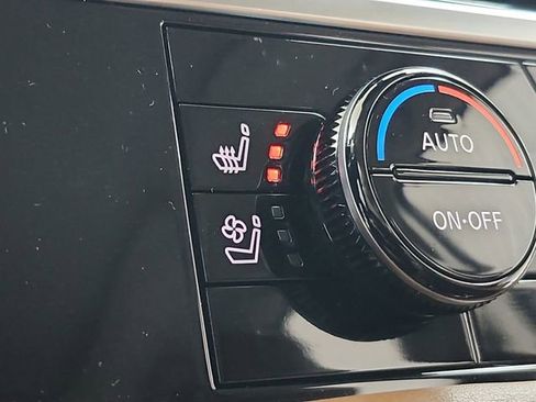 Used 2023 Nissan Pathfinder Platinum w/ Black Appearance Package image 37