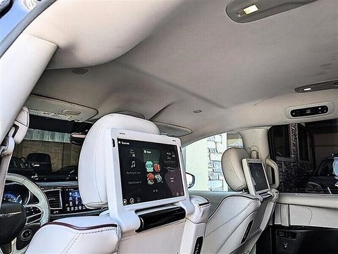 Used 2017 Chrysler Pacifica Limited w/ UConnect Theater Package FWD image 25