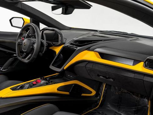 Used 2024 Lamborghini Revuelto image 32