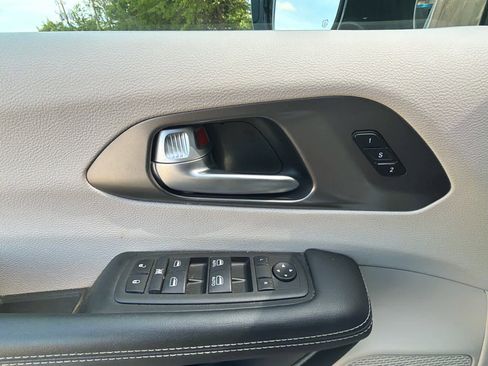 Used 2024 Chrysler Pacifica Touring-L FWD image 18