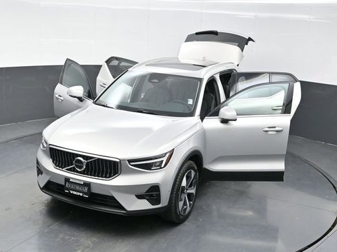 Used 2025 Volvo XC40 B5 Plus image 33