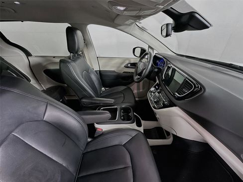 Used 2024 Chrysler Pacifica Touring-L FWD image 28