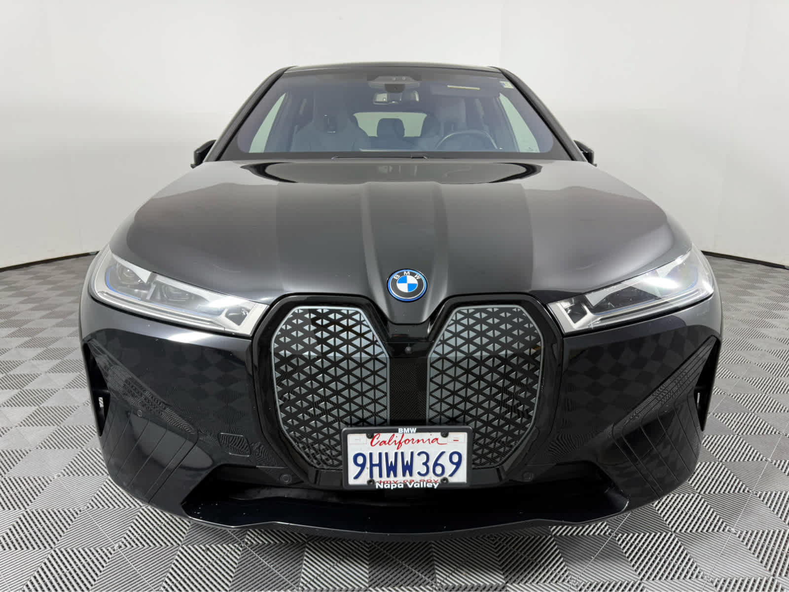 Used 2024 BMW iX xDrive50 w/ Sport Package AWD/4WD image 8