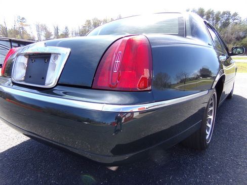 Used 2002 Lincoln Town Car Signature RWD image 7