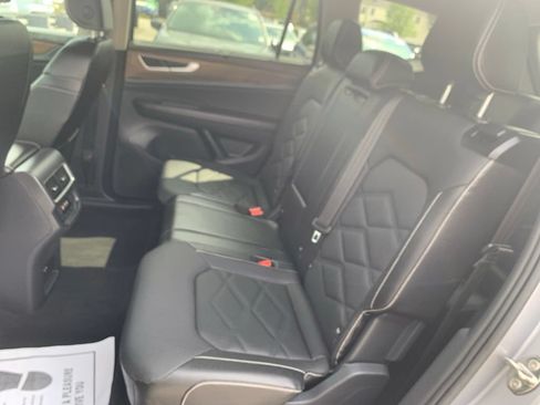 Used 2025 Volkswagen Atlas SE AWD/4WD image 17