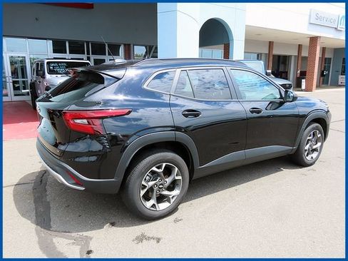 Used 2025 Chevrolet Trax LT FWD image 7