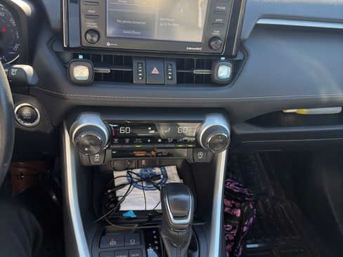 Used 2020 Toyota RAV4 XLE Premium image 9