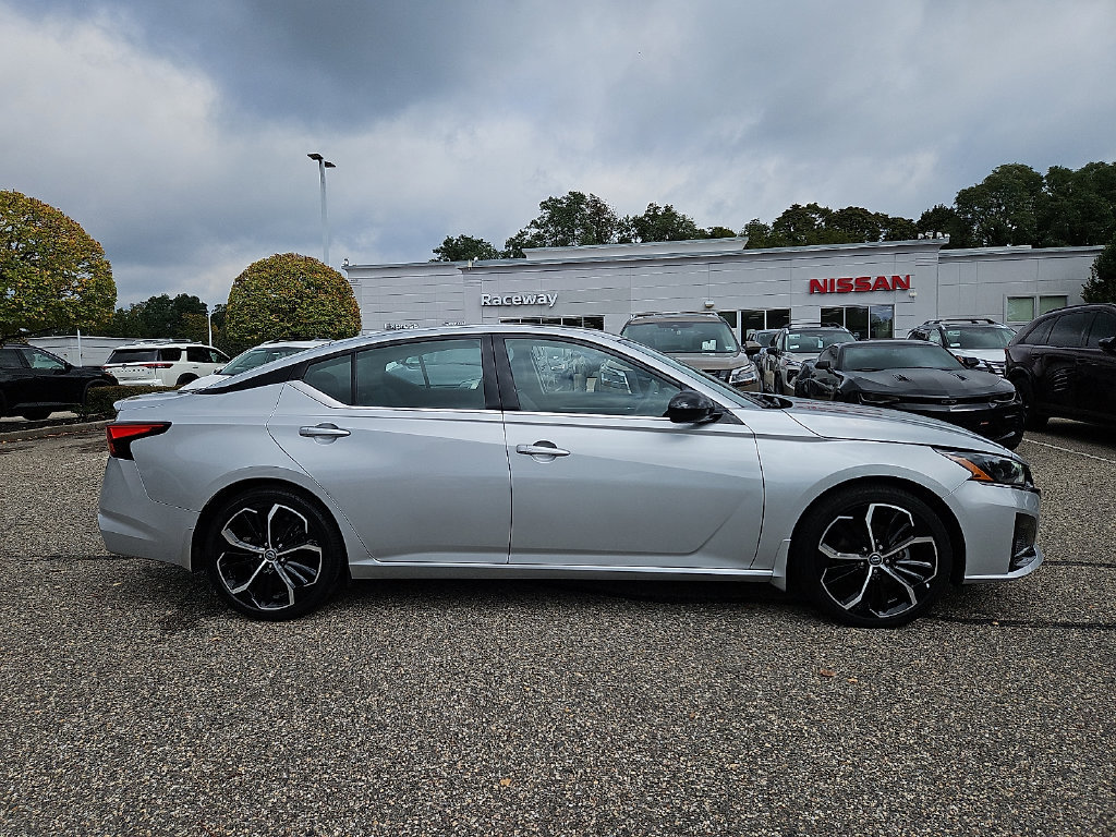 Certified 2023 Nissan Altima 2.5 SR w/ SR Premium Package FWD image 9