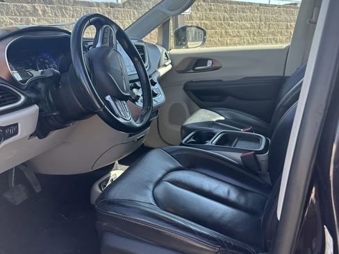 Used 2017 Chrysler Pacifica Touring-L w/ Tire & Wheel Group image 5