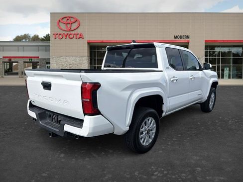 Certified 2025 Toyota Tacoma SR5 AWD/4WD image 5