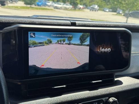 Used 2025 Jeep Gladiator Overland AWD/4WD image 18