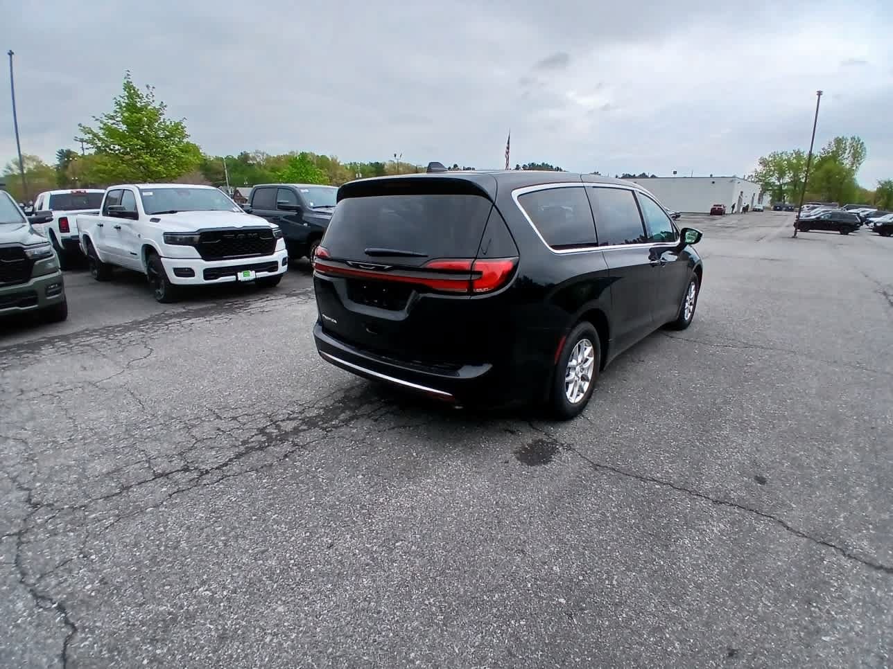 New 2027 Chrysler Pacifica Select FWD image 4