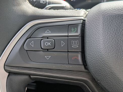 Used 2023 Jeep Grand Cherokee Altitude image 17