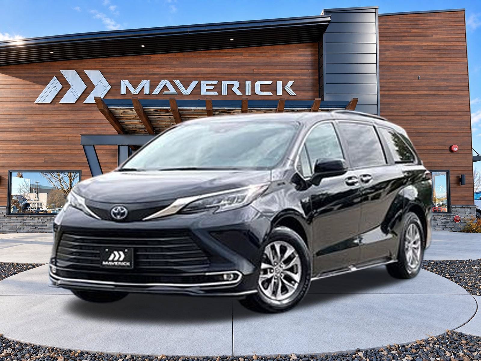 Used 2023 Toyota Sienna XLE FWD image 3