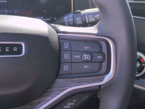 Used 2024 Jeep Wagoneer L Series III w/ Flexible Seating Group image 21