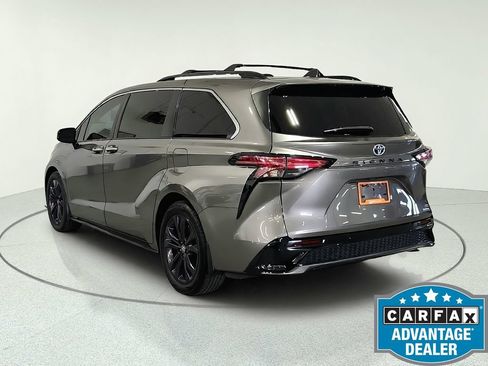 Used 2022 Toyota Sienna XSE FWD image 5