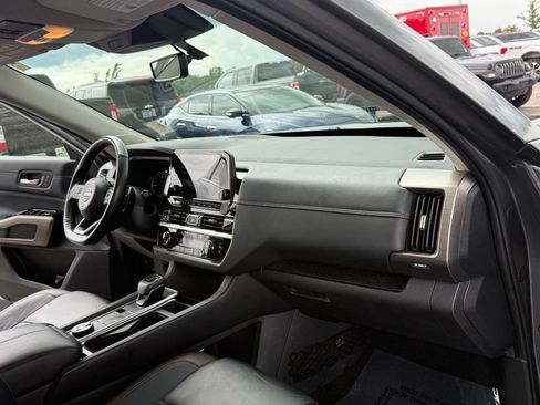 Used 2023 Nissan Pathfinder Platinum AWD/4WD image 19