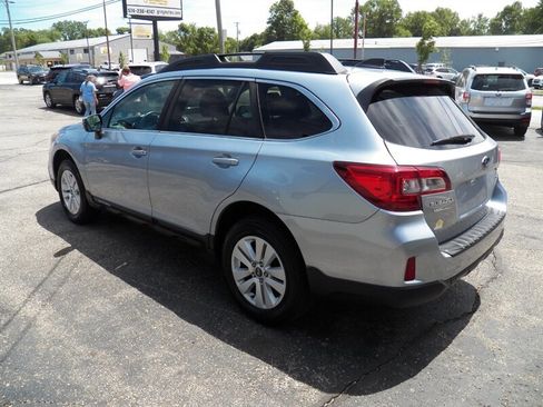 Used 2017 Subaru Outback 2.5i Premium AWD/4WD image 2