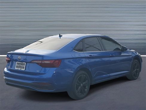 Used 2022 Volkswagen Jetta SE image 3