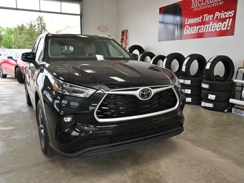 Used 2023 Toyota Highlander XLE AWD/4WD image 3