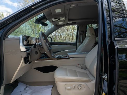 Used 2025 Cadillac Escalade Sport Platinum w/ LPO, ONYX Package image 21