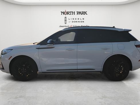 New 2026 Lincoln Corsair Reserve w/ Jet Appearance Package FWD image 6