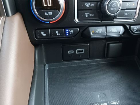 Used 2024 Chevrolet Suburban High Country image 17