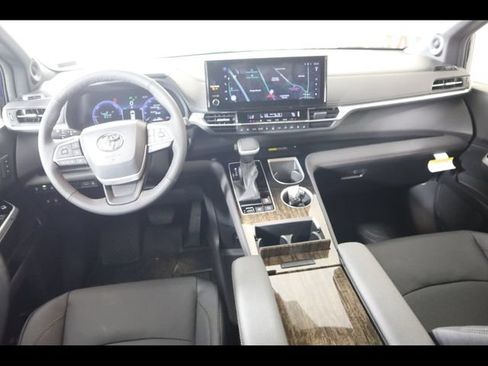 Used 2025 Toyota Sienna Limited AWD/4WD image 34