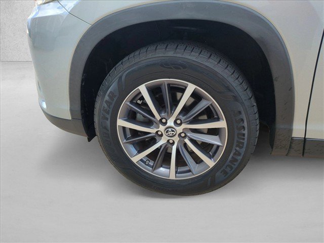 Used 2019 Toyota Highlander XLE FWD image 25