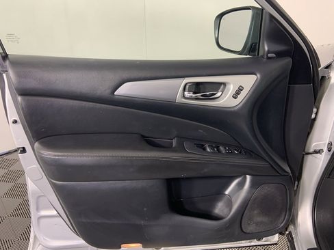 Used 2019 Nissan Pathfinder SL image 25