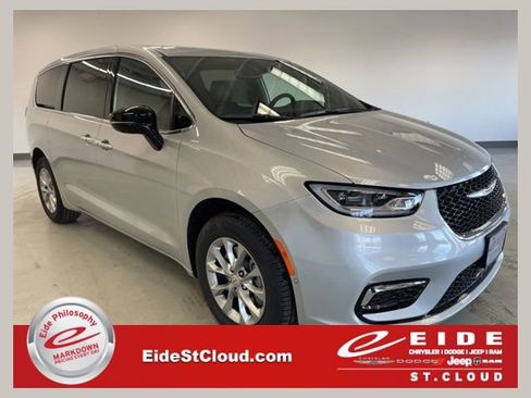 New 2026 Chrysler Pacifica Select image 1