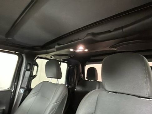 Used 2022 Jeep Gladiator Sport AWD/4WD image 12