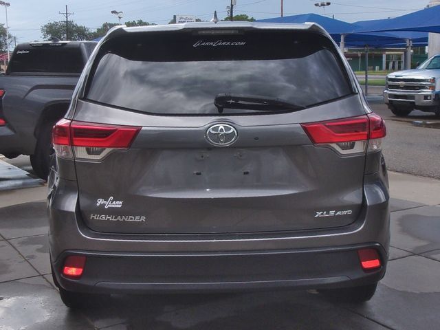 Used 2019 Toyota Highlander XLE AWD/4WD image 14