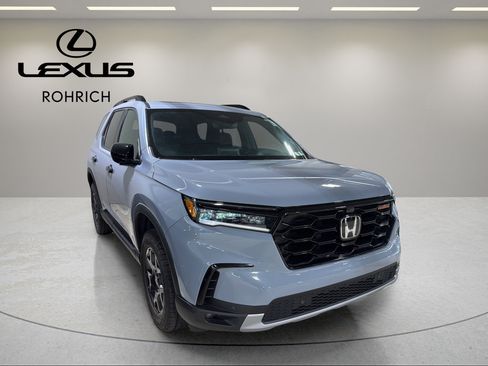 Used 2024 Honda Pilot TrailSport image 4