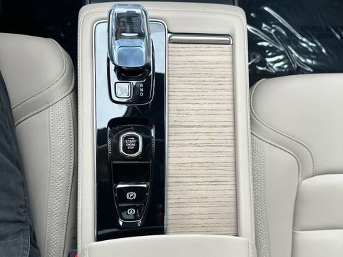 Used 2025 Volvo XC90 T8 Plus AWD/4WD image 22